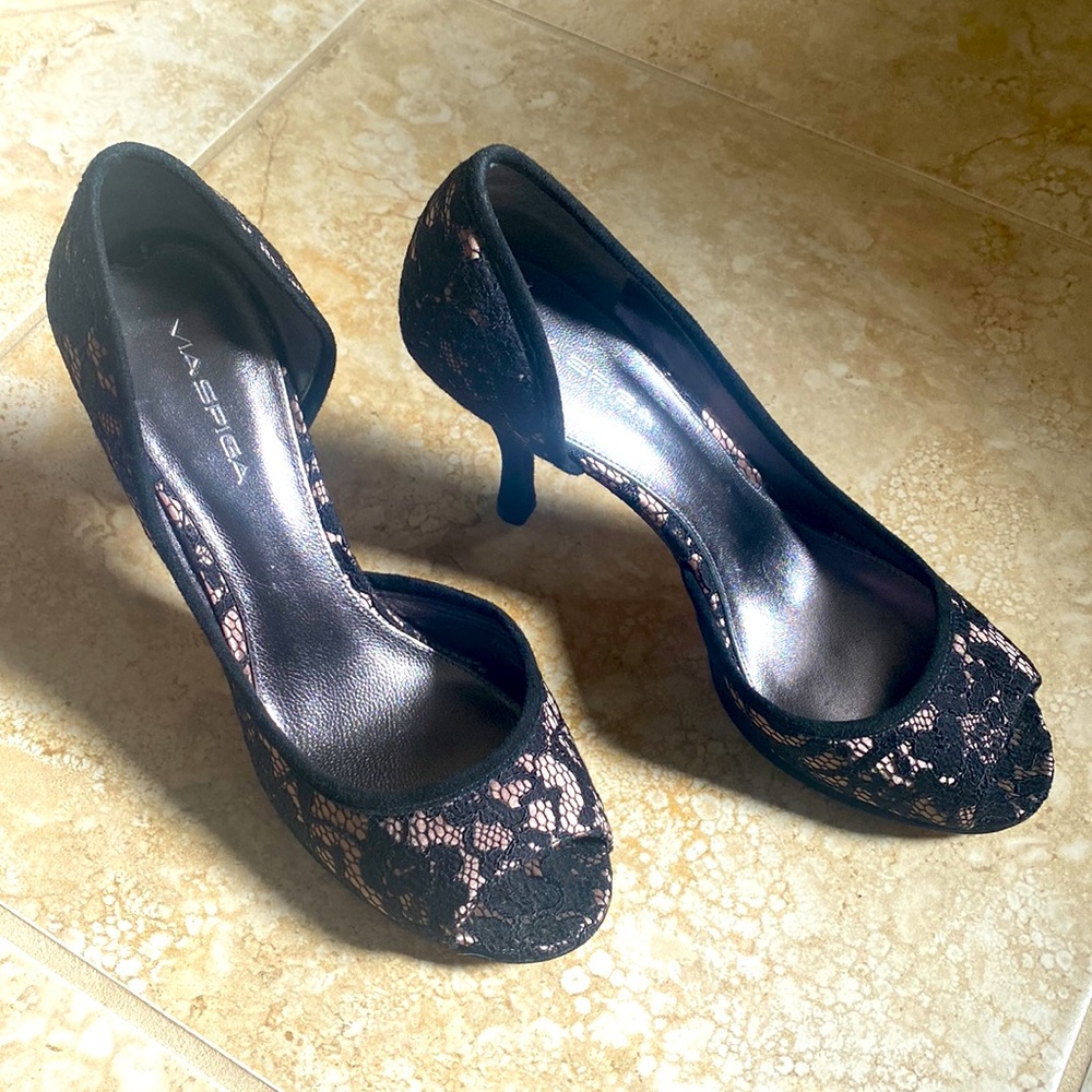 Via Spiga, Leather/Material, Black & Beige, 3.5 inch Peep-Toe Pump